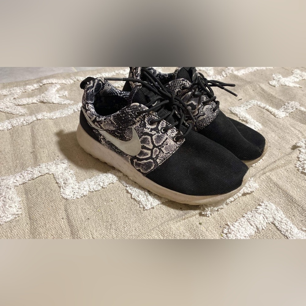Nike Roshe Run Sneakers